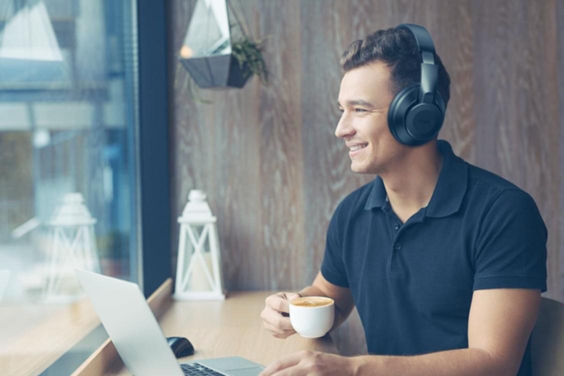 Professional online learning environment with modern technology setup